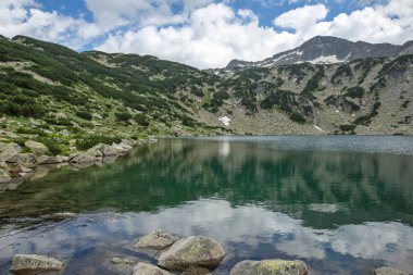 Bulgaristan 'ın Banderitsa Gölü yakınlarındaki Pirin Dağı' nın muhteşem manzarası