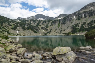 Bulgaristan 'ın Banderitsa Gölü yakınlarındaki Pirin Dağı' nın muhteşem manzarası