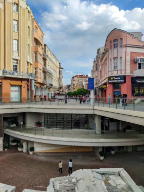 PLOVDIV, BULGARIA - 30 Nisan 2021: Bulgaristan 'ın Filibe kentindeki Dzhumaya meydanının gün batımı manzarası