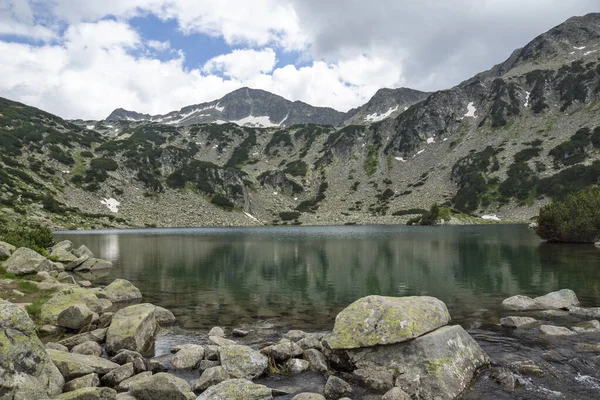 Bulgaristan 'ın Banderitsa Gölü yakınlarındaki Pirin Dağı' nın muhteşem manzarası