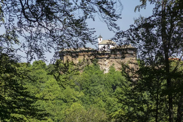 保加利亚Lovech地区圣乔治中世纪Glozhene修道院的夏景 — 图库照片