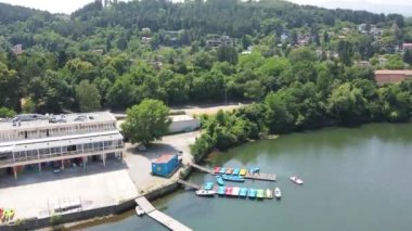 PANCHAREVO, BULGARIA - 16 Temmuz 2021: Pancharevo Gölü 'nün havadan yaz manzarası, Sofya şehir bölgesi, Bulgaristan