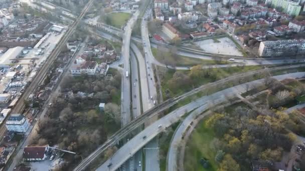 プロヴディフ ブルガリア 2021年2月2日 ブルガリアのプロヴディフ市におけるコマテヴォ道路交差点の空中写真 — ストック動画