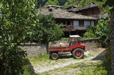 Bulgaristan 'ın Blagoevgrad Bölgesi, Otantik 19. yüzyıl evleriyle Kovaçevitsa köyü