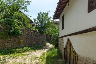 Bulgaristan 'ın Blagoevgrad Bölgesi, Otantik 19. yüzyıl evleriyle Kovaçevitsa köyü