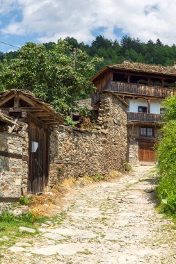 Bulgaristan 'ın Blagoevgrad Bölgesi, Otantik 19. yüzyıl evleriyle Kovaçevitsa köyü