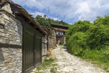 Bulgaristan 'ın Blagoevgrad Bölgesi, Otantik 19. yüzyıl evleriyle Kovaçevitsa köyü