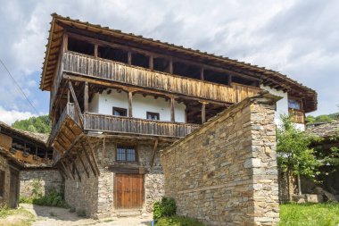 Bulgaristan 'ın Blagoevgrad Bölgesi, Otantik 19. yüzyıl evleriyle Kovaçevitsa köyü