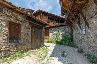 Bulgaristan 'ın Blagoevgrad Bölgesi, Otantik 19. yüzyıl evleriyle Kovaçevitsa köyü