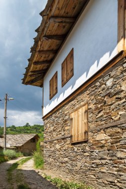 Bulgaristan 'ın Blagoevgrad Bölgesi, Otantik 19. yüzyıl evleriyle Kovaçevitsa köyü