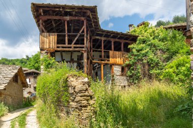 Bulgaristan 'ın Blagoevgrad Bölgesi, Otantik 19. yüzyıl evleriyle Kovaçevitsa köyü