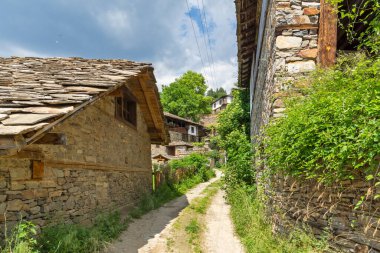 Bulgaristan 'ın Blagoevgrad Bölgesi, Otantik 19. yüzyıl evleriyle Kovaçevitsa köyü
