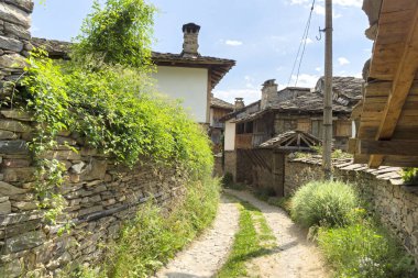 Bulgaristan 'ın Blagoevgrad Bölgesi, Otantik 19. yüzyıl evleriyle Kovaçevitsa köyü