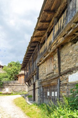 Bulgaristan 'ın Blagoevgrad Bölgesi, Otantik 19. yüzyıl evleriyle Kovaçevitsa köyü