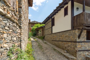 Bulgaristan 'ın Blagoevgrad Bölgesi, Otantik 19. yüzyıl evleriyle Kovaçevitsa köyü