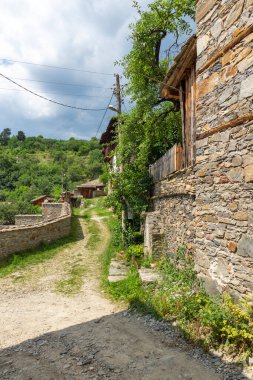 Bulgaristan 'ın Blagoevgrad Bölgesi, Otantik 19. yüzyıl evleriyle Kovaçevitsa köyü