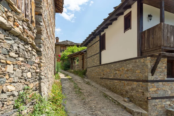 Bulgaristan 'ın Blagoevgrad Bölgesi, Otantik 19. yüzyıl evleriyle Kovaçevitsa köyü