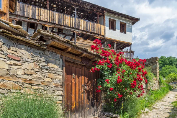 Vesnice Kovachevitsa Autentickými Domy Devatenáctého Století Blagoevgrad Region Bulharsko — Stock fotografie