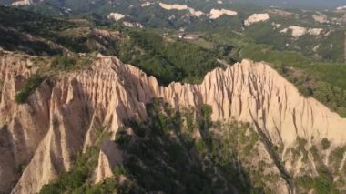 Rozhen kum piramitlerinin hava günbatımı manzarası, Blagoevgrad bölgesi, Bulgaristan