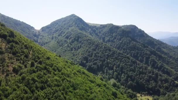 Αεροφωτογραφία Του Βαλκανικού Βουνού Κοντά Στην Πόλη Teteven Περιοχή Lovech — Αρχείο Βίντεο