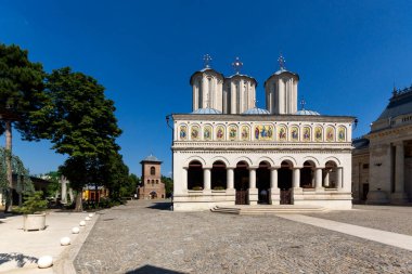 BUCHAREST, ROMANIA - 16 Ağustos 2021: Romanya 'nın Bükreş kentindeki Patrikhane ve Aziz Konstantin Katedrali ve Helena