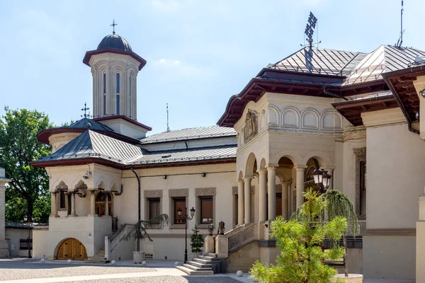 ブカレスト ルーマニア 2021年8月16日 ルーマニア ブカレスト市のコンスタンティンとヘレナ大聖堂と総主教宮殿 — ストック写真
