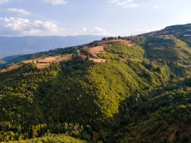 Bulgaristan 'ın Blagoevgrad bölgesindeki Ograzhden Dağı' nın hava gün batımı manzarası