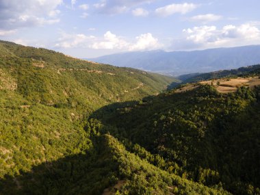 Bulgaristan 'ın Blagoevgrad bölgesindeki Ograzhden Dağı' nın hava gün batımı manzarası