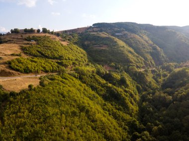 Bulgaristan 'ın Blagoevgrad bölgesindeki Ograzhden Dağı' nın hava gün batımı manzarası