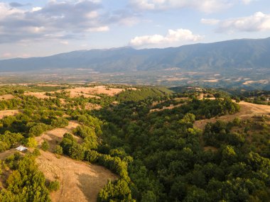 Bulgaristan 'ın Blagoevgrad bölgesindeki Ograzhden Dağı' nın hava gün batımı manzarası