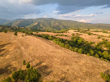 Bulgaristan 'ın Blagoevgrad bölgesindeki Ograzhden Dağı' nın hava gün batımı manzarası