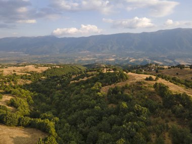 Bulgaristan 'ın Blagoevgrad bölgesindeki Ograzhden Dağı' nın hava gün batımı manzarası