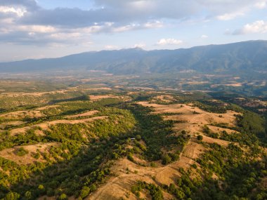 Bulgaristan 'ın Blagoevgrad bölgesindeki Ograzhden Dağı' nın hava gün batımı manzarası