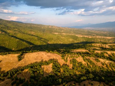 Bulgaristan 'ın Blagoevgrad bölgesindeki Ograzhden Dağı' nın hava gün batımı manzarası