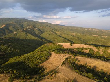 Bulgaristan 'ın Blagoevgrad bölgesindeki Ograzhden Dağı' nın hava gün batımı manzarası