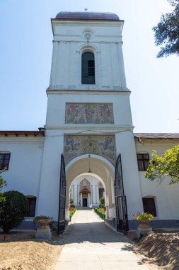 BUCHAREST, ROMANIA - 16 Ağustos 2021: Romanya 'nın Bükreş kenti yakınlarındaki Cernica Manastırı