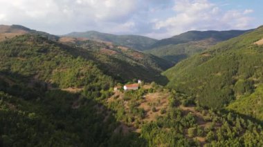 Bulgaristan 'ın Blagoevgrad bölgesinde şeytanlarla dolu bir manastır olan Aziz George' a adanmış Ortaçağ Churilovo manastırının hava manzarası