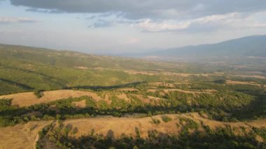 Bulgaristan 'ın Blagoevgrad bölgesindeki Ograzhden Dağı' nın hava gün batımı manzarası