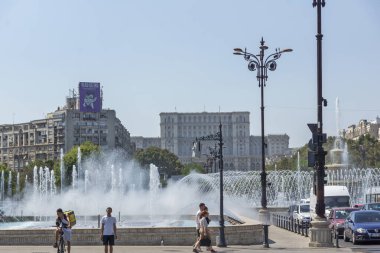 BUCHAREST, ROMANIA - 16 Ağustos 2021: Romanya 'nın Bükreş kentinin merkezindeki Unirii Meydanı' nda Çeşme