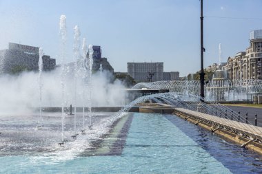 BUCHAREST, ROMANIA - 16 Ağustos 2021: Romanya 'nın Bükreş kentinin merkezindeki Unirii Meydanı' nda Çeşme