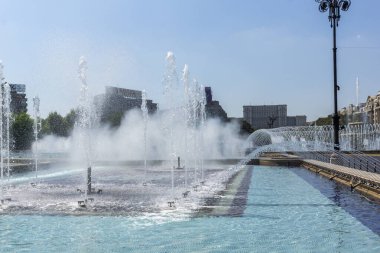 BUCHAREST, ROMANIA - 16 Ağustos 2021: Romanya 'nın Bükreş kentinin merkezindeki Unirii Meydanı' nda Çeşme