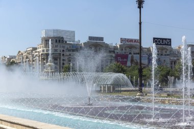 BUCHAREST, ROMANIA - 16 Ağustos 2021: Romanya 'nın Bükreş kentinin merkezindeki Unirii Meydanı' nda Çeşme