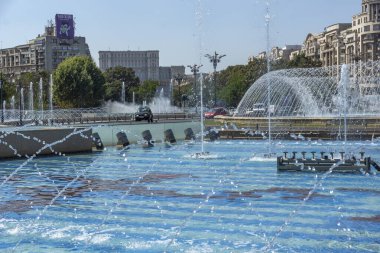BUCHAREST, ROMANIA - 16 Ağustos 2021: Romanya 'nın Bükreş kentinin merkezindeki Unirii Meydanı' nda Çeşme
