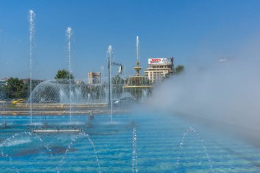BUCHAREST, ROMANIA - 16 Ağustos 2021: Romanya 'nın Bükreş kentinin merkezindeki Unirii Meydanı' nda Çeşme