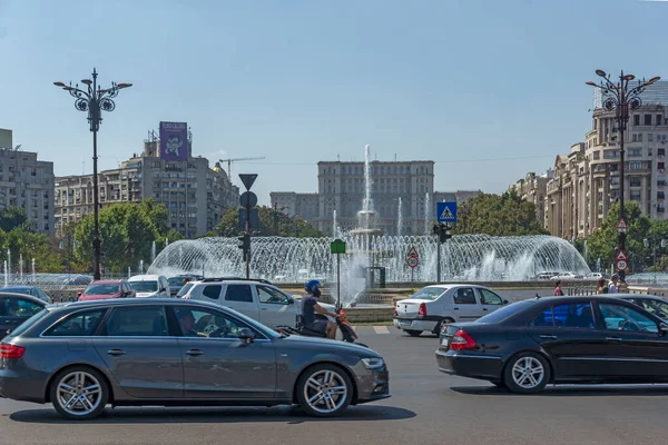 BUCHAREST, ROMANIA - 16 Ağustos 2021: Romanya 'nın Bükreş kentinin merkezindeki Unirii Meydanı' nda Çeşme