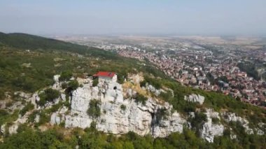 Bulgaristan 'ın Filibe Bölgesi Asenovgrad yakınlarındaki Selanik Kilisesi' nden Aziz Demetrius 'un hava manzarası