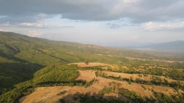 Bulgaristan 'ın Blagoevgrad bölgesindeki Ograzhden Dağı' nın hava gün batımı manzarası