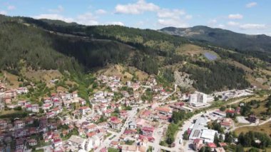 Bulgaristan 'ın ünlü kayak beldesi Chepelare' nin hava manzarası, Smolyan Bölgesi, Bulgaristan