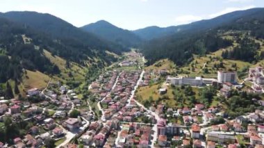 Bulgaristan 'ın ünlü kayak beldesi Chepelare' nin hava manzarası, Smolyan Bölgesi, Bulgaristan