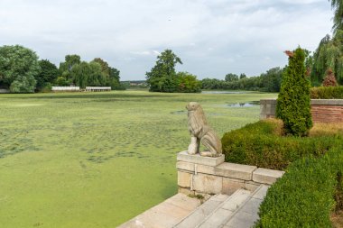 Romanya 'nın Bükreş kenti yakınlarındaki Ganden ve Mogosoaia Sarayı' nın yaz manzarası